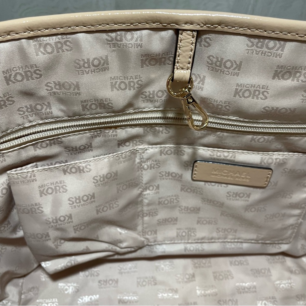 Michael Kors Jet Set Travel Signature Tote - Picture 9 of 12